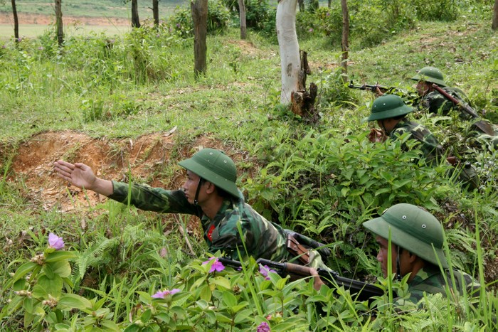 Giao nhiệm vụ cho tổ bộ binh trong chiến đấu tiến công (Ảnh: Nguyễn Văn Minh)